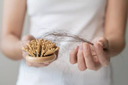 7 Erreurs Courantes Qui Aggravent la Chute de Cheveux (Et Comment les Éviter)